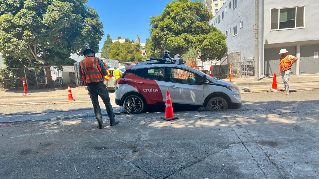 Táxi autônomo da Cruise fica atolado em concreto fresco